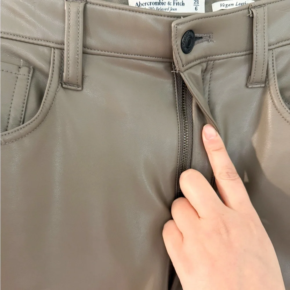 ABERCROMBIE & FITCH The 90’s Relaxed Jean High Rise Pants Vegan Leather Sz 28 - Picture 5 of 6